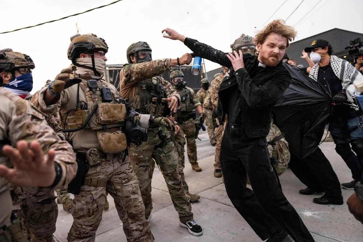 En los barrios, los vecinos se organizan para alertar con silbidos sobre las redadas. También con marchas, vigilias, paros y protestas expresan el rechazo a la política migratoria del gobierno de Trump. En la imagen, un agente federal repele con gas al reverendo David Black, afuera de un centro del ICE en Chicago. 