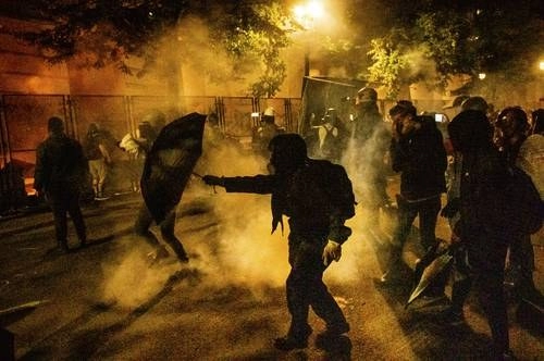 Fuerzas federales lanzaron ayer gas lacrimógeno contra manifestantes del movimiento Black Lives Matter en Portland. Foto Ap