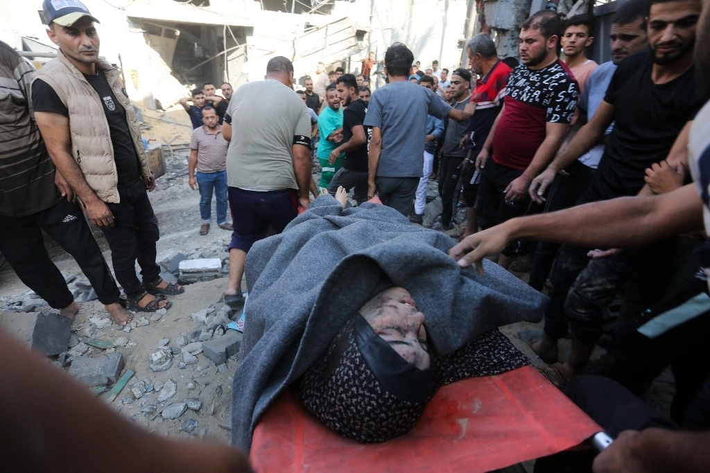 Los palestinos evacuan a los supervivientes del bombardeo israelí de la Franja de Gaza en Rafah, el 30 de octubre de 2023. Foto Ap