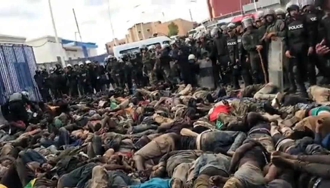 La cifra de fallecidos en los límites de Melilla y Marruecos, subió a 37, mientras 35 se encuentran graves en hospitales, según la ONG Caminando Fronteras. Foto Imagen tomada de un video difundido por la Asociación
Marroquí de Derechos Humanos