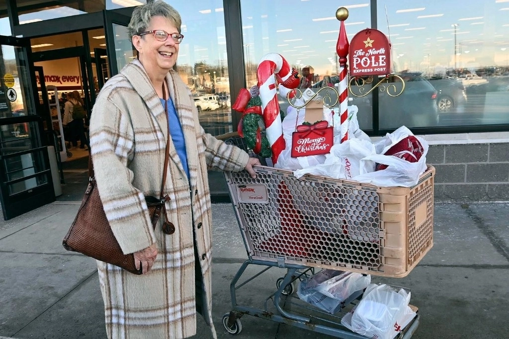 Jan Reighard se encuentra afuera de J Maxx en Richland Town Center en Johnstown, Pensilvania, con algunas ofertas especiales de posnavidad que compró, el 26 de diciembre de 2024. Foto Ap