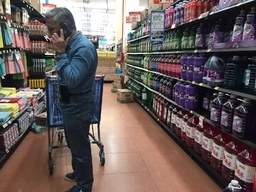 Actividades al interior de una tienda de autoservicio. Foto Cristina Rodríguez