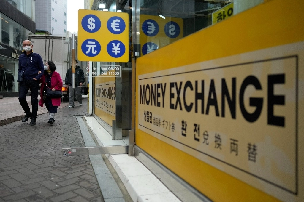 Se realizan en dólares 88.45 por ciento de las transacciones a escala mundial, según el Banco de Pagos Internacionales. Casa de cambio de moneda en el distrito comercial en Seúl, Corea del Sur. Foto Ap