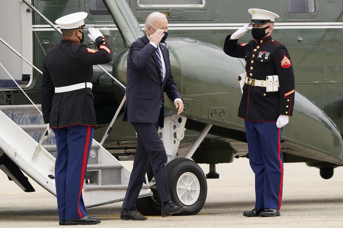 El presidente Joe Biden se dirige hacia el Air Force One, ayer, en la base aérea Andrews, Maryland, para emprender un viaje a Pensilvania. Foto Ap