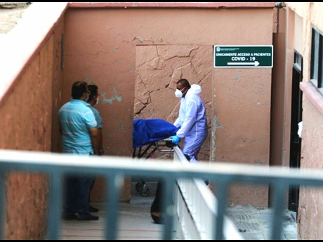 Ante el incremento de contagios por coronavirus en el norte del país, autoridades de Durango aplicarán medidas restrictivas como si estuvieran en semáforo rojo. En Chihuahua (imagen) se anunció la contratación de más personal médico debido al alza en la epidemia. Foto Cuartoscuro