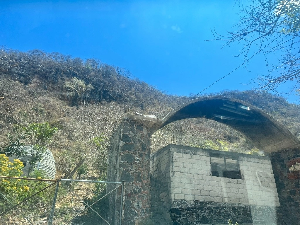 Una de las construcciones en las faldas de un cerro de la comunidad de San Andrés de la Cal, municipio de Tepoztlán, Morelos. Pobladores han denunciado que se viola reiteradamente la prohibición de comprar o vender terrenos en esa zona. Foto Rubicela Morelos 