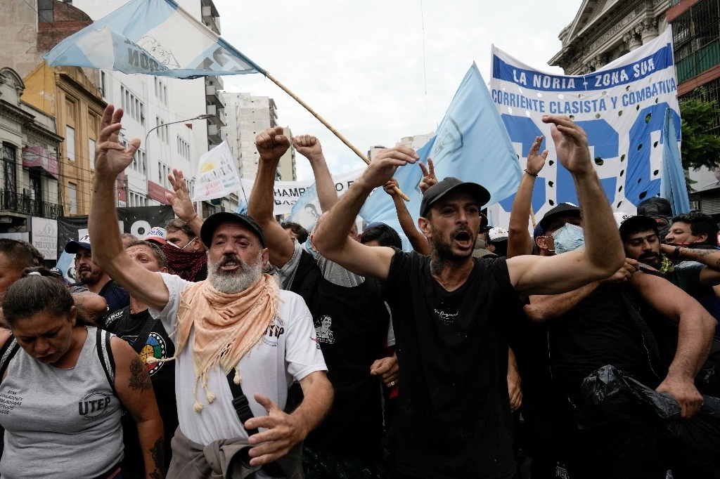 Movilización en Buenos Aires, ayer, en repudio a las reformas económicas impulsadas por el presidente Javier Milei. En todo el país se llevaron a cabo unas 500 marchas. Foto Ap



