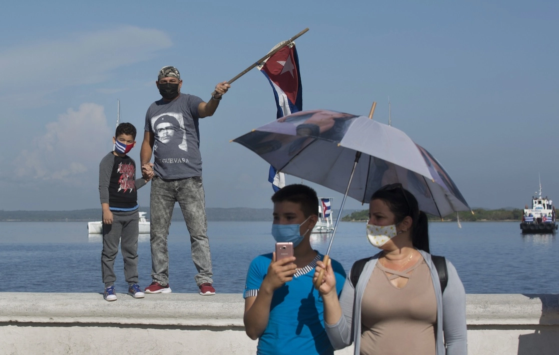 Medio centenar de embarcaciones surcaron ayer la Bahía de Cienfuegos, en el centro de Cuba, acompañadas en la costa por motociclistas y un grupo de jóvenes, en una nueva caravana para exigir el levantamiento del bloqueo de Estados Unidos, el cual fue endurecido durante la pandemia. Foto Ap