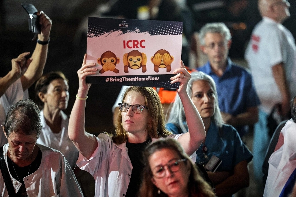 Una manifestación en Tel Aviv exige al Comité Internacional de la Cruz Roja participar en la negociación para una liberación de los 240 rehenes que Hamas tomó el 7 de octubre. Foto Afp