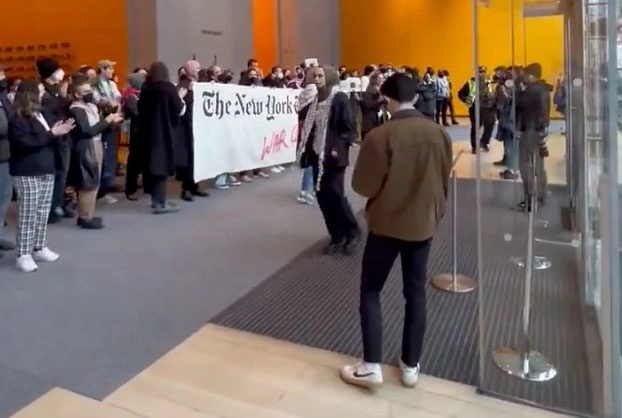 A la izquierda, activistas exigen un cese el fuego en Gaza, protestan contra el periódico The New York Times. Sobre estas líneas una movilización frente a oficinas de Google contra el respaldo a Israel.Foto tomadas de la red social X
