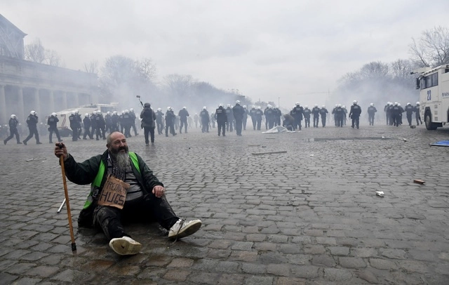 La policía usó cañones de agua y gases lacrimógenos para dispersar una protesta en Bruselas en contra de las vacunas contra el coronavirus y las medidas pandémicas. Foto Ap 
