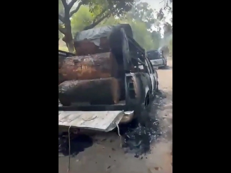 Una de las camionetas que transportaban madera cortada ilegalmente fueron incendiadas ayer por habitantes del poblado de San Andrés Coru, municipio de Ziracuaretiro, Michoacán. Foto captura de pantalla de video difundido en redes sociales 