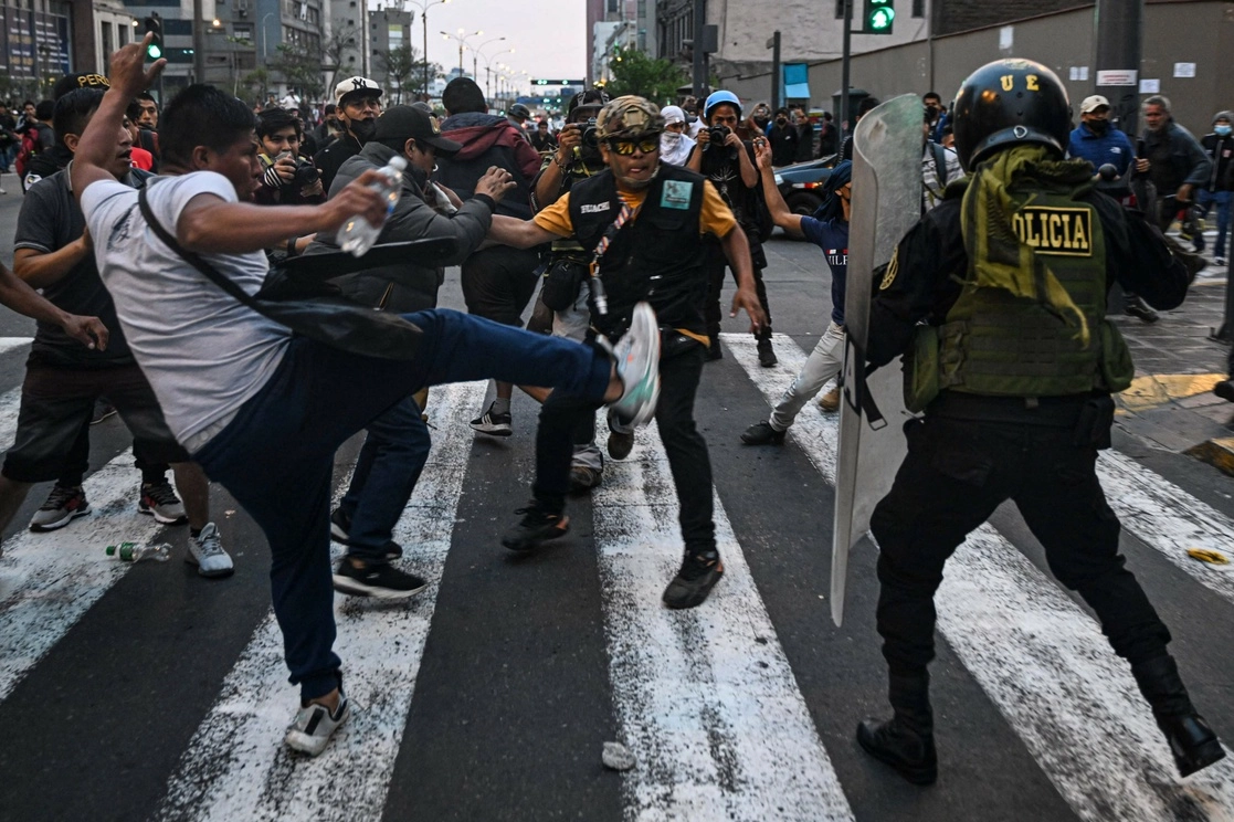 En la imagen, simpatizantes del destituido mandatario Pedro Castillo confrontan a la policía en calles de Lima. Foto Afp