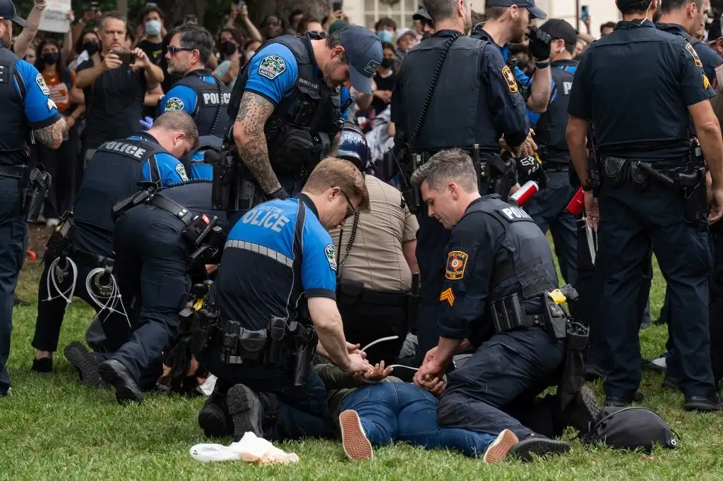 En la universidad de Texas las fuerzas policiacas reprimieron una manifestación de 200 alumnos. Veinte estudiantes, a quienes golpearon y tiraron al suelo, fueron detenidos por allanamiento de propiedad privada y alteración del orden. Defensores de derechos civiles mostraron su alarma por la violenta respuesta oficial a las protestas contra la ofensiva israelí en la franja de Gaza. Foto Ap