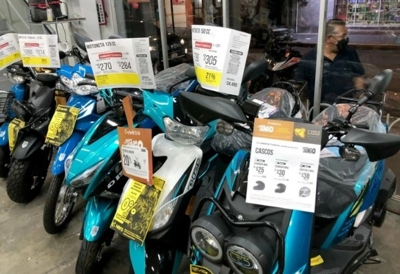 Venta de motocicletas en una tienda departamental de la Ciudad de México. Foto Roberto García Ortiz / Archivo
