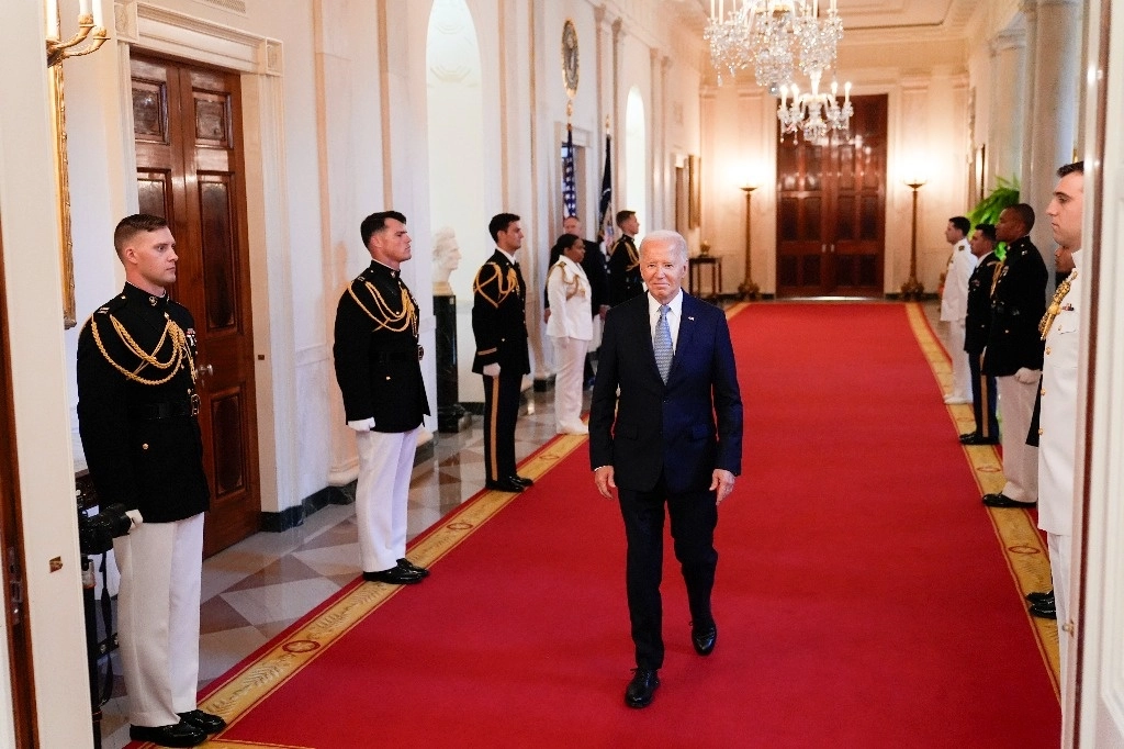 El mandatario estadunidense, ayer, en la Casa Blanca para entregar una medalla de honor en homenaje póstumo a dos soldados de su país. En tanto, se reporta que el equipo de Donald Trump desea que Biden permanezca como candidato del Partido Demócrata. Foto Ap 