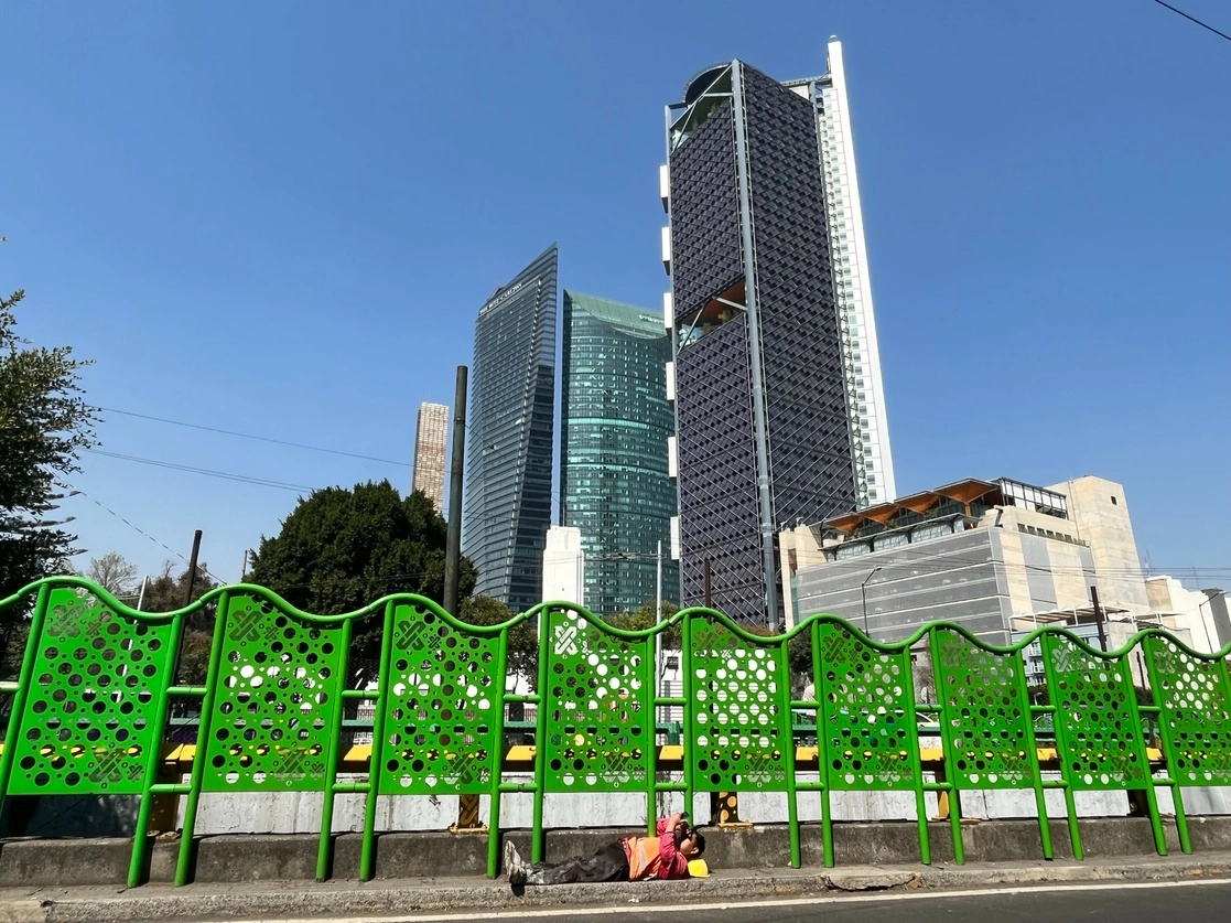 A diferencia de otras economías emergentes en la región, México no tiene que salir de un gran hoyo fiscal, señaló Fitch. En la imagen, Paseo de la Reforma. Foto Luis Castillo