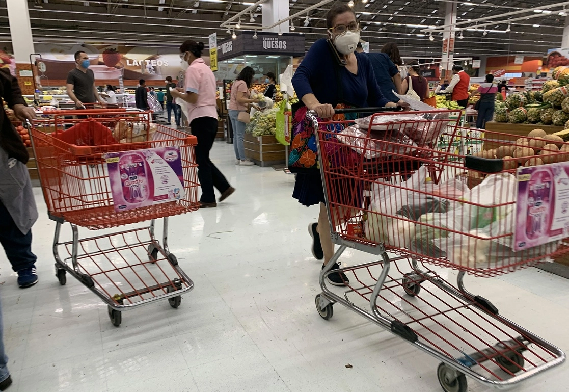 Capitalinos realizan compras en un supermercado de la Ciudad de México. Foto María Luisa Severiano / Archivo