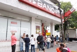 Usuarios de Banorte hacen fila para entrar