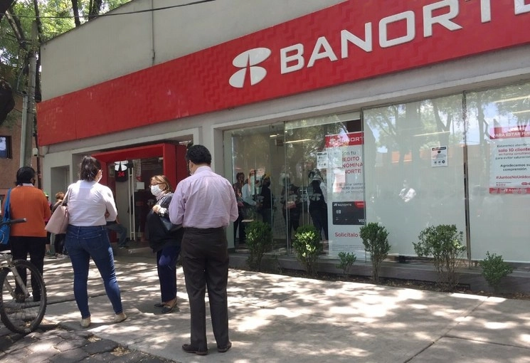 La CNBV reportó una disminución en el financiamiento a empresas y personas. Foto Cristina Rodríguez/Archivo 