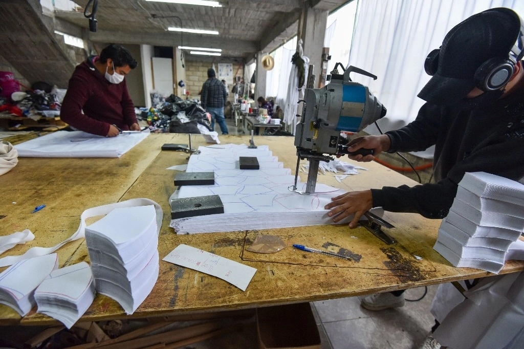 En los manufactureros creció 0.1 por ciento y en los no manufactureros (que llevan a cabo actividades relativas a la agricultura, pesca, comercio y a los servicios), descendió 0.9 por ciento en enero con respecto a diciembre. Foto Cuartoscuro / Archivo