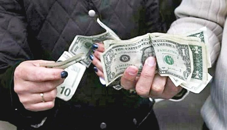 Los envíos de dinero de mexicanos en el extranjero a sus familiares en el país tuvieron en el primer cuatrimestre del año un incremento de 12.6 por ciento, informó el BdeM. Foto 'La Jornada'