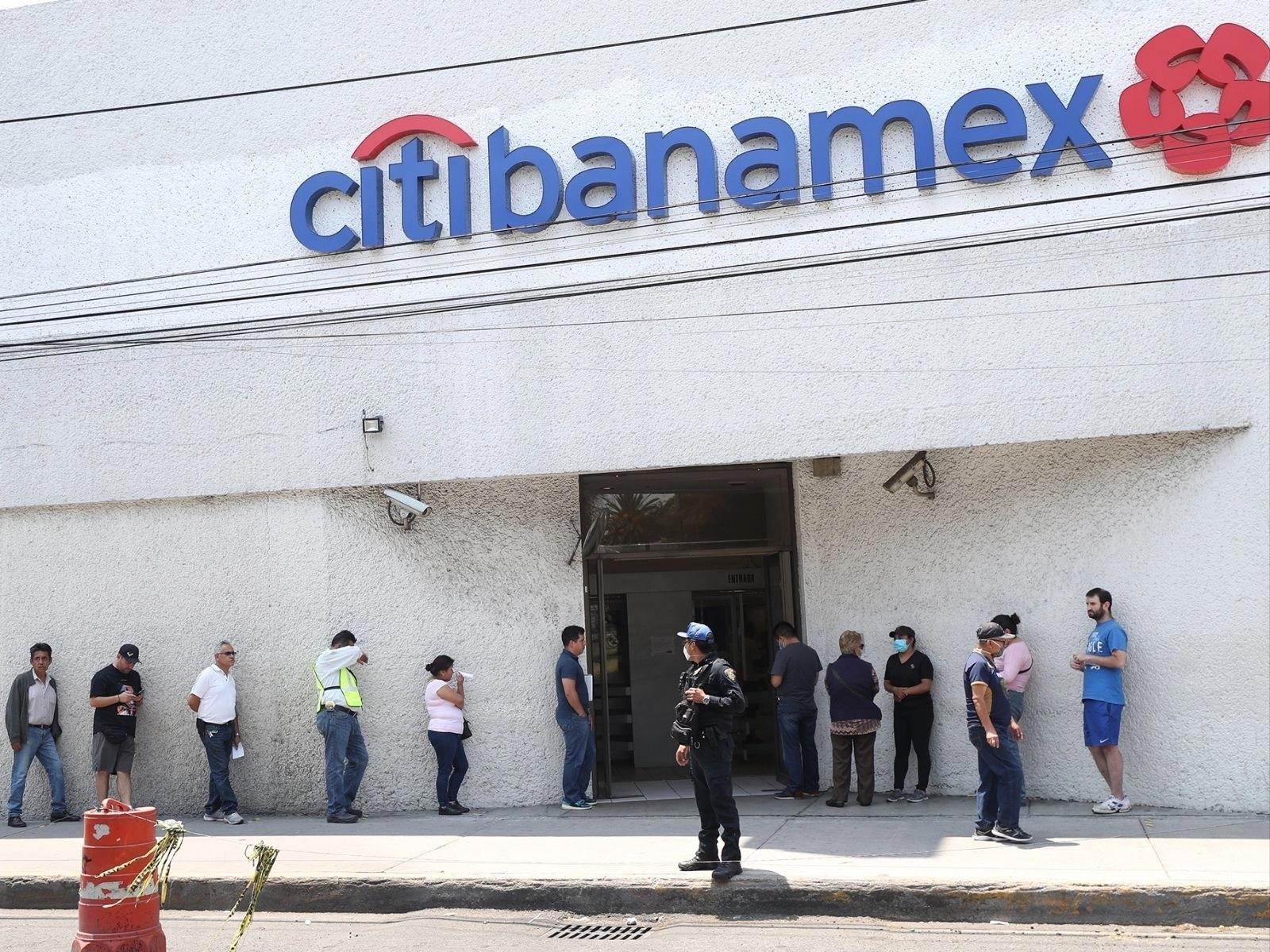 Clientes en sucursal de Citibanamex, en la capital del país. Foto María Luisa Severiano / Archivo
