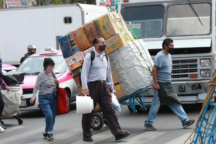 Gente caminando por las calles de la CDMX. Foto María Luisa Severiano/ Archivo
