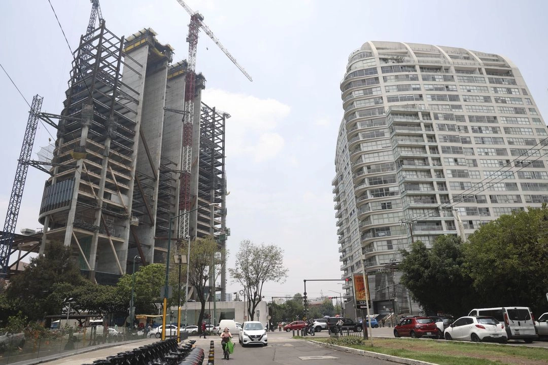 El IMSS atribuye la caída del empleo en mayo al sector agropecuario, por los ciclos agrícolas y en la revisión por sectores se observa que la disminución más grave se dio en el último año en la construcción (-7.1 por ciento), seguido de la industria extractiva (-5), agropecuario (-1.5) y la transformación (-1 por ciento).