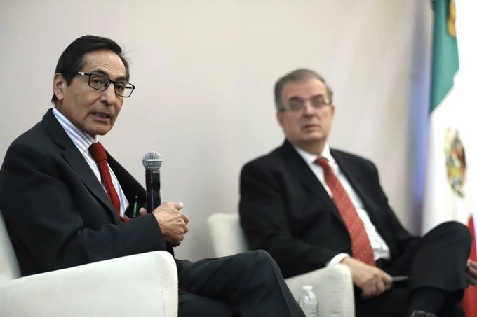 Rogelio Ramírez de la O y Marcelo Ebrard durante la conferencia. Foto Hacienda