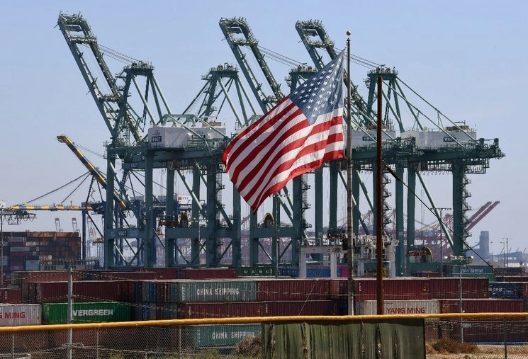 Contenedores chinos descargan en el puerto de Long Beach, en Los Ángeles. Foto Afp / Archivo