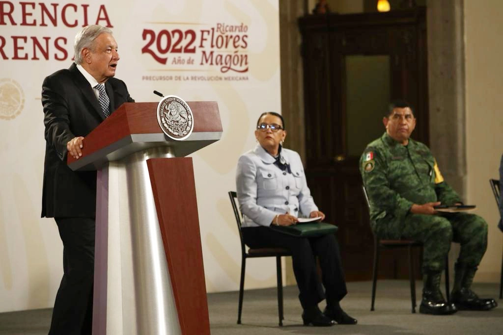 El presidente Andrés Manuel López Obrador; la secretaria de de Seguridad y Protección Ciudadana, Rosa Icela Rodríguez; y el subsecretario de la Defensa Nacional, Agustín Radilla Suastegui, durante la conferencia de prensa matutina en Palacio Nacional, el 5 de agosto de 2022. Foto Yazmín Ortega Cortés