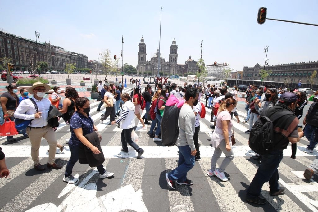 Capitalinos pasean y realizan compras en el Centro Histórico de la Ciudad de México. Foto María Luisa Severiano