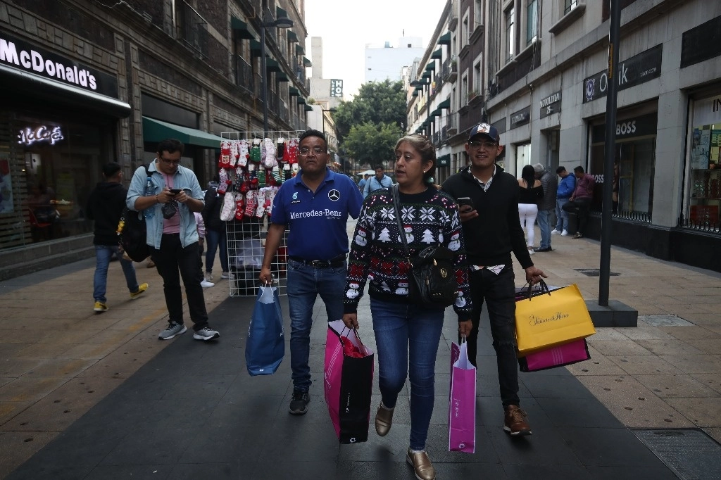 De acuerdo con el reporte de movimiento de BBVA, durante enero los usuarios gastaron más. Foto Yazmín Ortega/Archivo 