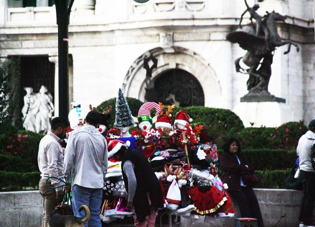 Vendedores ambulantes ofrecen sus productos cerca de Bellas Artes, en la Ciudad de México, el 3 de diciembre de 2024. Foto Roberto García Rivas