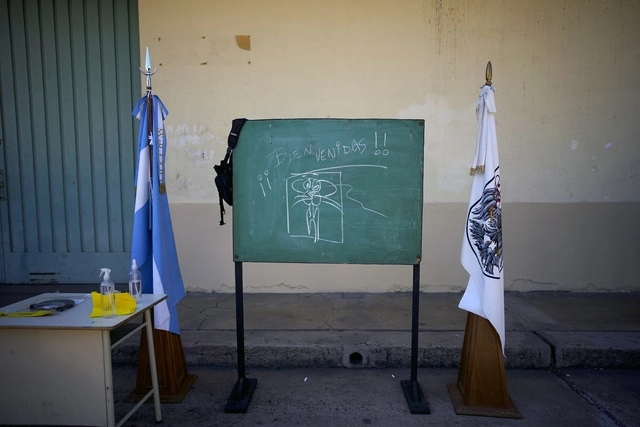 En la actualidad, más de 585 millones de personas manejan el español, cinco millones más que un año antes. La imagen, en un salón de clases en Buenos Aires, Argentina. Foto Ap
