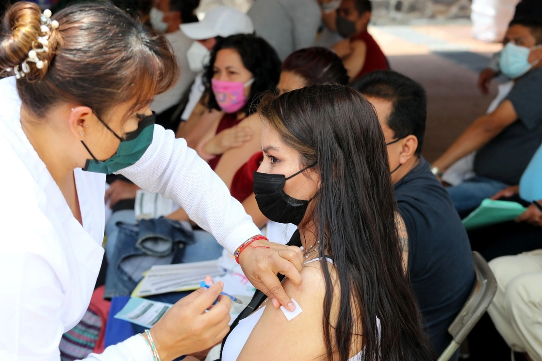 Algunos organismos exigen que las farmacéuticas liberen las patentes de las vacunas, pues argumentan que gran parte de su desarrollo fue financiado con recursos de los gobiernos. Foto Roberto García Ortiz / Archivo