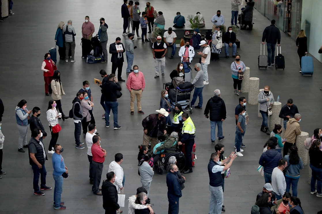 Usuarios en el Aeropuerto Internacional de la Ciudad de México, ayer. Foto María Luisa Severiano / Archivo