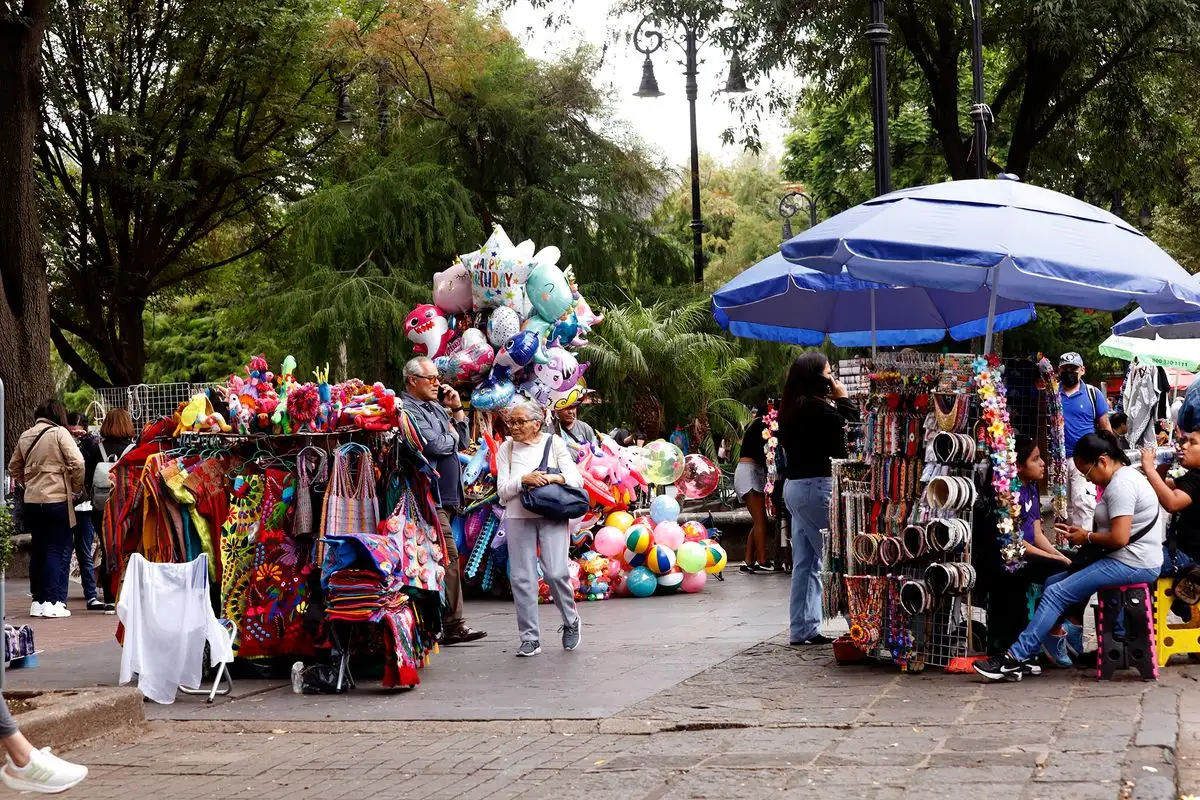 En su variación trimestral, la economía mexicana creció 0.6 por ciento en el segundo trimestre del año respecto del enero-marzo, dato que se ubicó por debajo de la estimación oportuna de 0.7 por ciento.