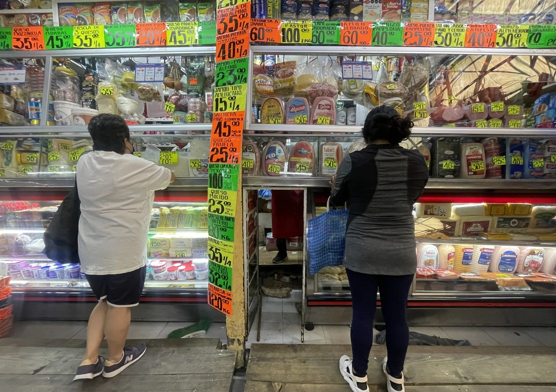 El salario mínimo en 1976 equivaldría a 344 pesos diarios actuales, por lo que pese a los incrementos que ha logrado el gobierno de AMLO, esa remuneración tiene la mitad de poder adquisitivo que en el citado año. Foto Yazmín Ortega Cortés