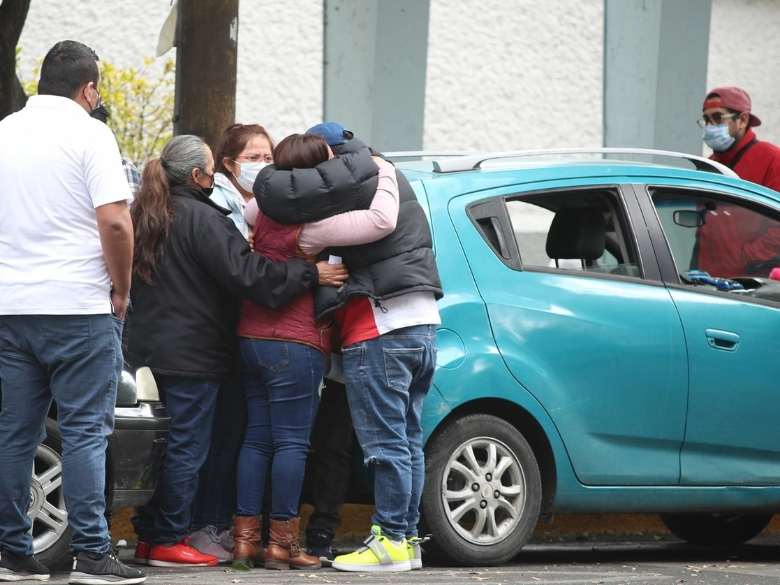 Familiares de un fallecido por coronavirus se consuelan en el Hospital de Xoco tras recibir la noticia, ayer. Foto María Luisa Severiano 