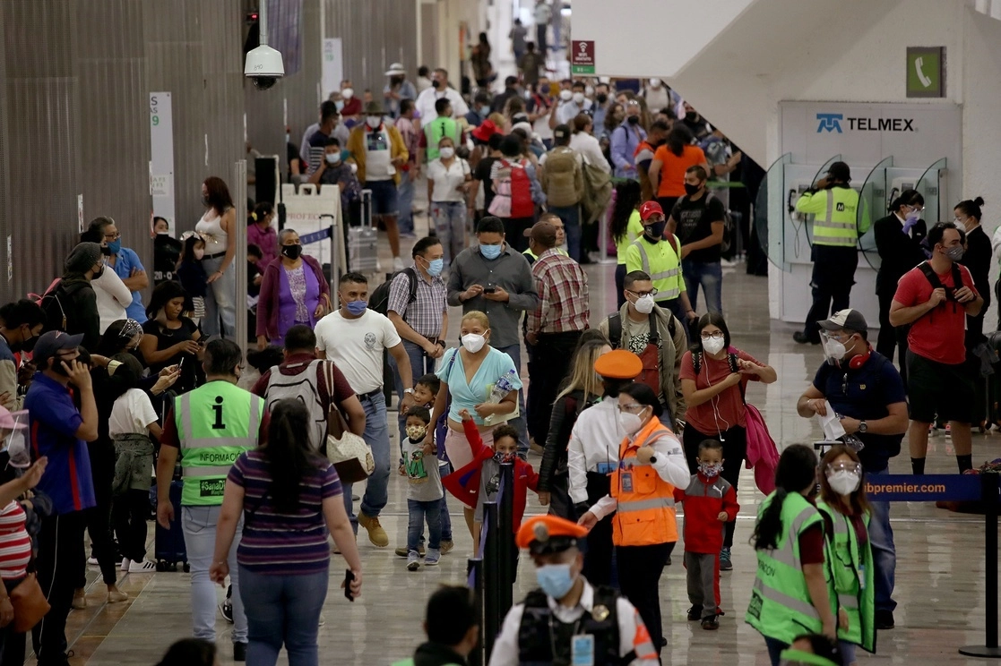 Pasajeros en el Aeropuerto Internacional de la Ciudad de México. Foto María Luisa Severiano / Archivo