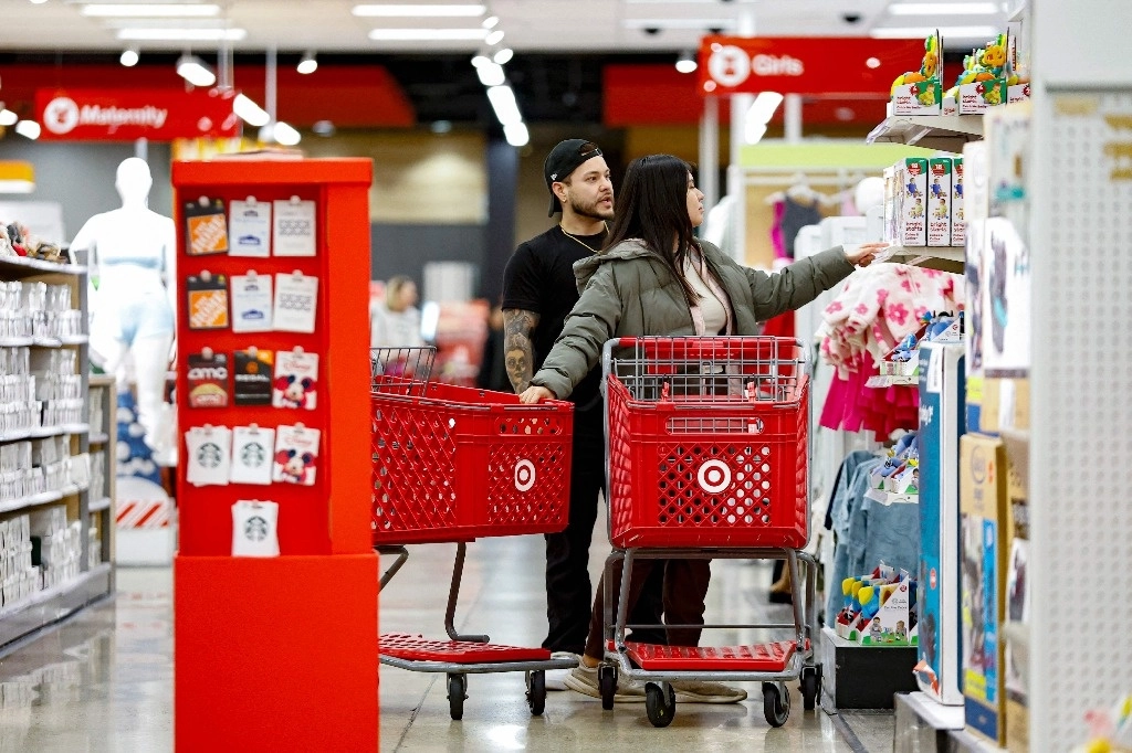 Compradores buscan ofertas en una tienda en Chicago, el 26 de noviembre de 2024, antes del ‘Viernes Negro’. Foto Afp
