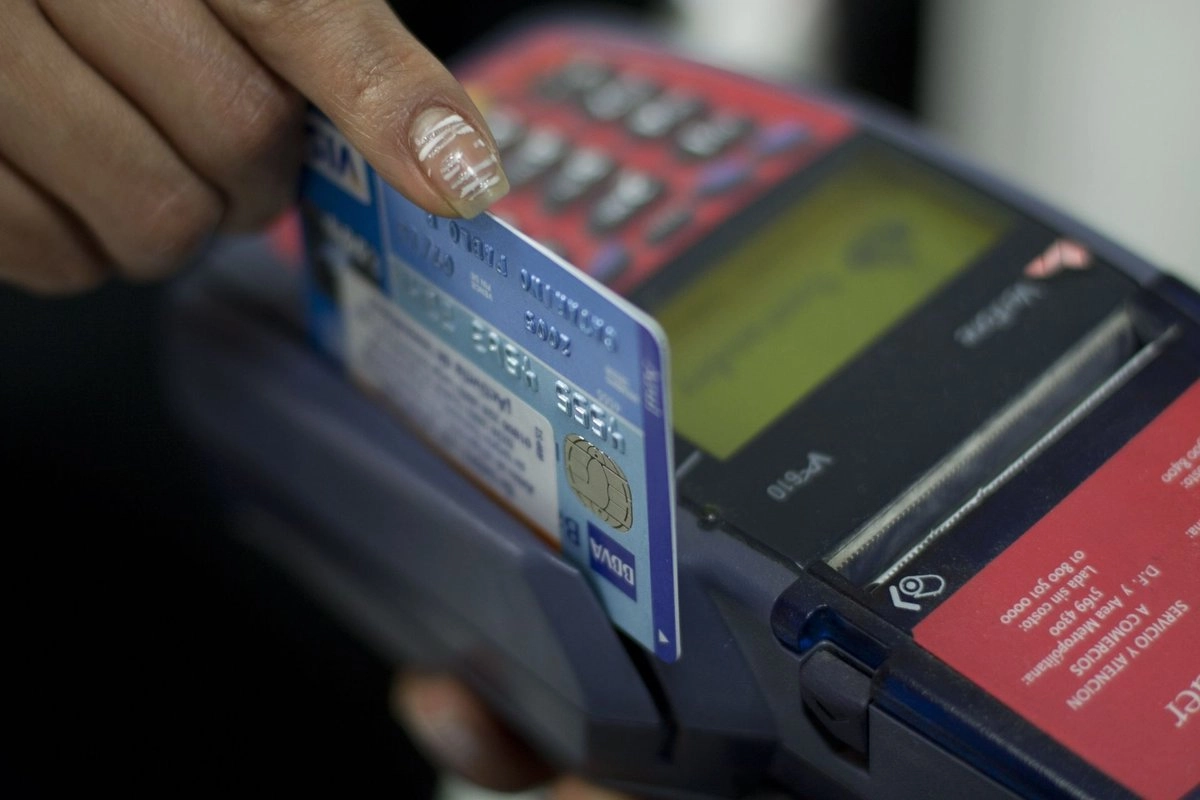 El financiamiento a través de tarjetas sigue siendo el segmento con mayores recursos otorgados por la banca comercial. Foto 