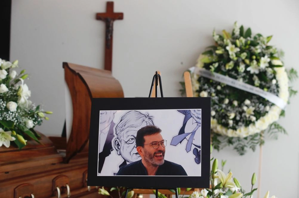 Los restos del caricaturista político y dibujante Antonio Helguera están siendo velados este sábado y serán cremados después de las 20:30 horas, en la agencia funeraria Gayosso. Foto Víctor Camacho