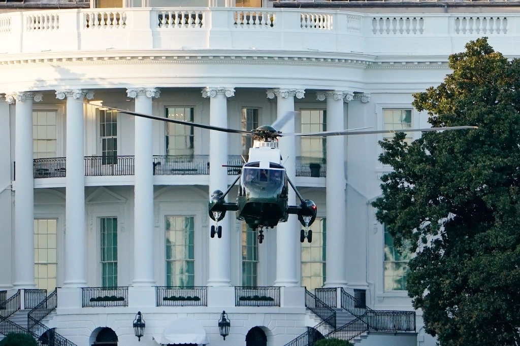 El Marine One despega de la Casa Blanca para llevar al presidente Donald Trump al Centro Médico Militar Nacional, donde pasará "unos días" luego de contraer Covid-19. Foto Afp