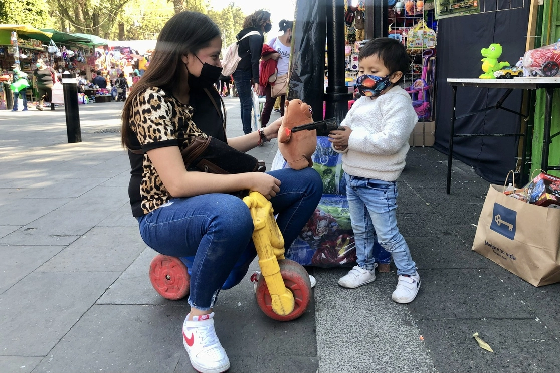 Alejandra Collado Campos, del CIEG de la UNAM, indicó que aproximadamente 70 por ciento de las mujeres en México de 15 años o más son madres, pero cada vez deciden tener menor número de hijos. Foto Luis Castillo / Archivo