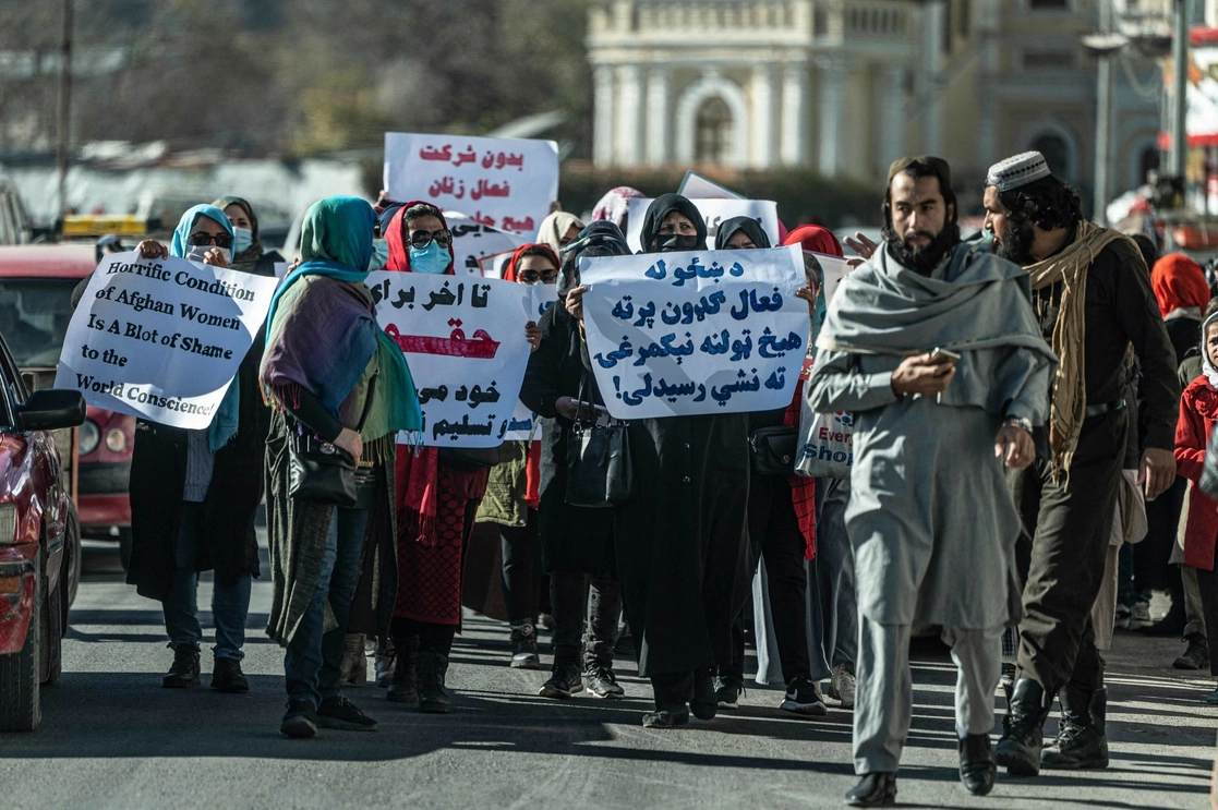 Protesta de mujeres afganas pidiendo que se reconozcan sus derechos, cerca de la mezquita Shah-e-Do Shamshira en Kabul el 24 de noviembre de 2022. Foto Afp