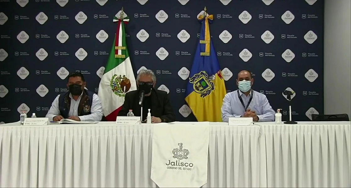 El fiscal de Jalisco, Gerardo Octavio Solís, durante la conferencia de prensa para informar sobre el caso de los hermanos González Moreno, quienes fueron privados de su libertad el pasado viernes y ayer fueron localizados sin vida, el 10 de mayo de 2021. Imagen tomada del Facebook de @FiscaliaJal