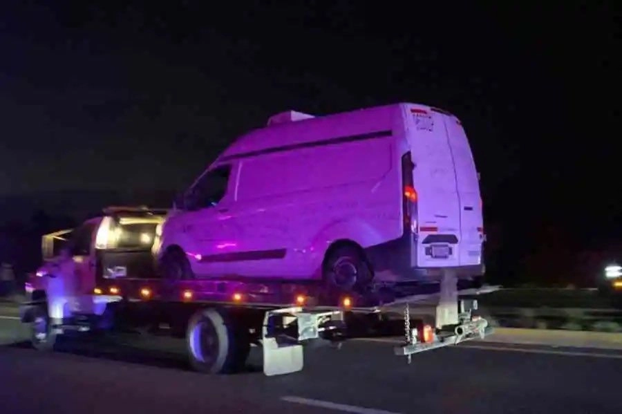 Personal de la fiscalía de Sinaloa trasladó ayer al Semefo los cadáveres y la furgoneta en la que fueron encontrados; la unidad fue abandonada en la carretera México 15 de Culiacán.